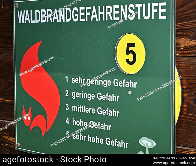 10 May 2022, Brandenburg, Lieberose: A sign from the Brandenburg State Forestry Office showing the forest fire danger levels is on the highest level with ""5...