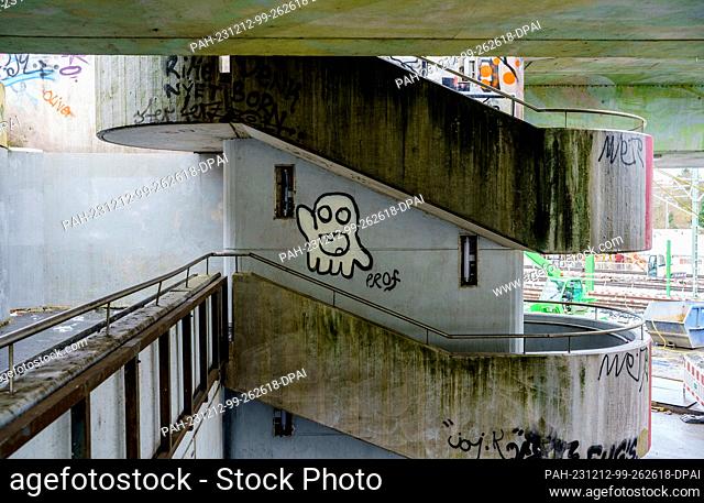 PRODUCTION - 05 December 2023, Hesse, Frankfurt/Main: Graffiti defaces the entrance to the Niddapark subway station. WÌÌÌTEND? So are we! VGF presents pilot...