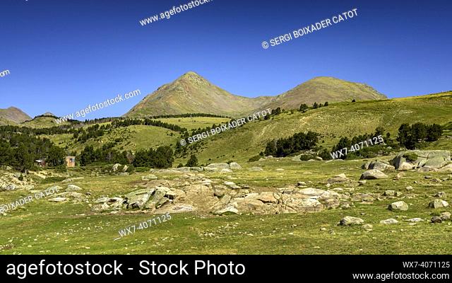Pic Peric twin peaks seen from near the Balmeta hut (Pyrenees-Orientales, France)