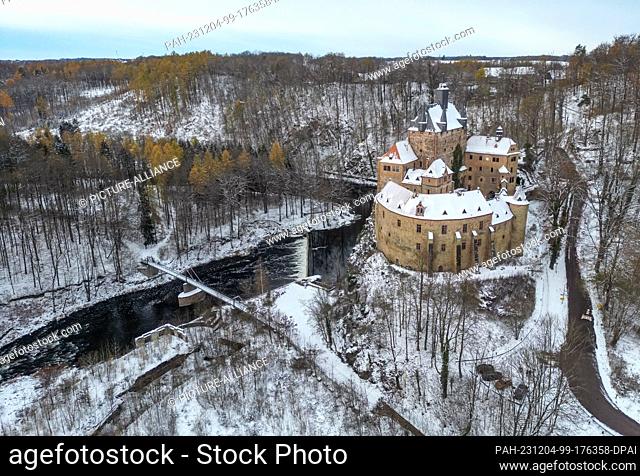 04 December 2023, Saxony, Kriebstein: Covered in snow, Kriebstein Castle stands in the Zschopau valley. Built in the 14th century