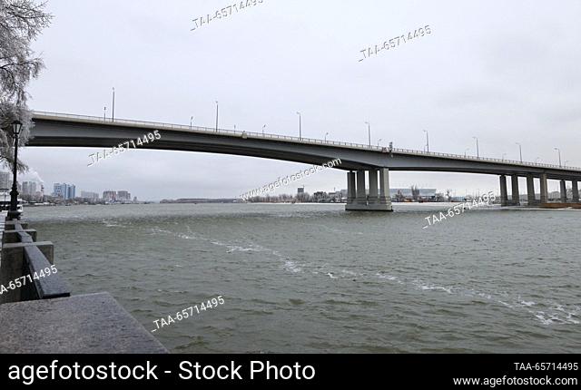 RUSSIA, ROSTOV-ON-DON - 13 de diciembre de 2023: El puente de Voroshilovsky abarca el río Don. Erik Romanenko/TASS