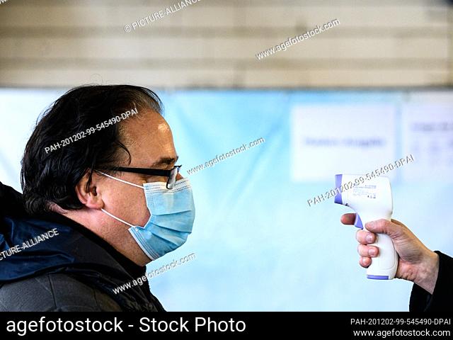 02 December 2020, Rhineland-Palatinate, Mainz: A temperature control is performed on one test person. The Minister of Health in Rhineland-Palatinate visited a...