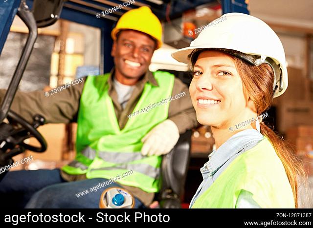 Logistik Frau als Arbeiter in der Ausbildung zum Fachlagerist im Warenlager