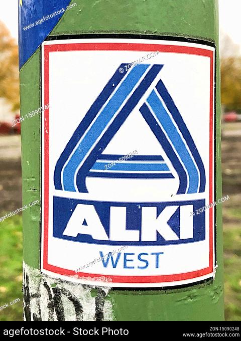 Satire Aufkleber Alki West im Aldi Design / parody sticker alcoholic Alki West in Bielefeld, 10.11.2019, Foto: Robert B. Fishman