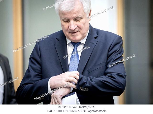 11 October 2018, Berlin: Horst Seehofer (CSU), Federal Minister of the Interior, Building and Home Affairs, looks at his watch at the beginning of the...