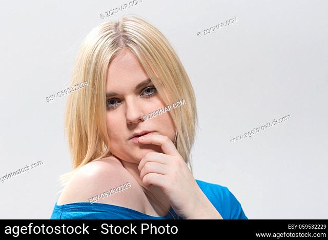 Portraitaufnahme einer jungen Frau mit blonden Haaren