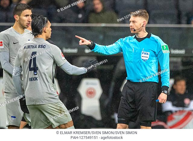 Karim REKIK (left, B) discusses with referee Christian DINGERT, discussion, frustratedriert, frustrated, latexed, half figure, half figure, gesture, gesture