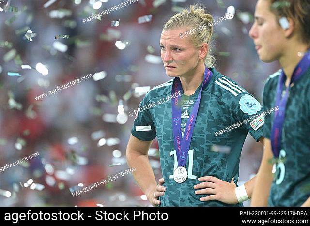 31 July 2022, Great Britain, London: Soccer, Women, Euro 2022, England - Germany, Final, Wembley Stadium: Germany's Alexandra Popp (l) stands next to Lena...