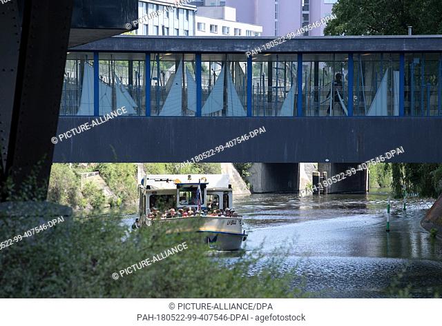 22 May 2018, Germany, Berlin: The excursion boat 'La Belle' drives underneath the U-Bahn station Moeckernbruecke's pedestrian bridge along on the Landwehr Canal