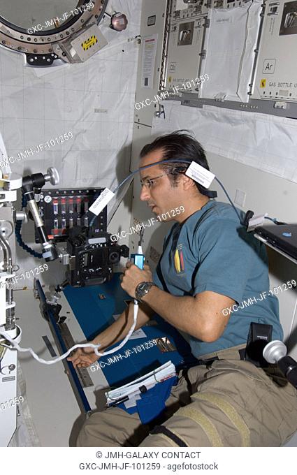 NASA astronaut Joe Acaba, Expedition 32 flight engineer, conducts a session with the Binary Colloidal Alloy Test-6 (BCAT-6) experiment in the Kibo laboratory of...