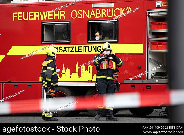 09 November 2020, Lower Saxony, Osnabrück: The fire brigade command is standing at a barrier. According to police, one person was seriously injured and three...