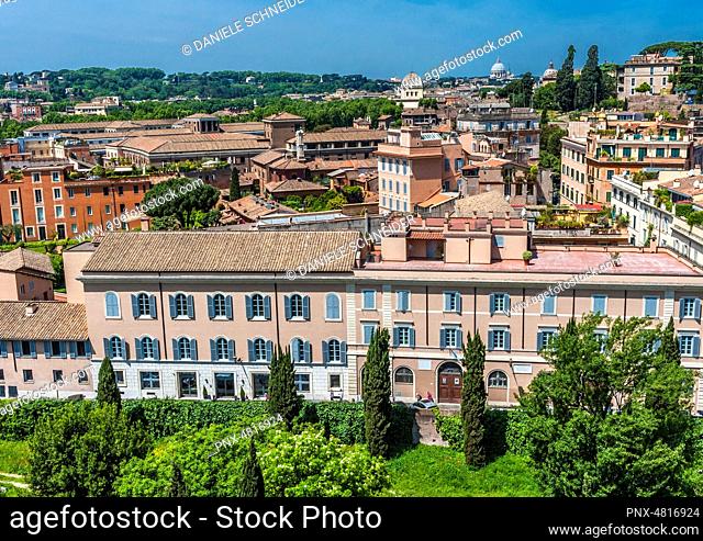 Italy, Rome, Aventine district, houses along Via di San Teodoro on the edge of the Palatine