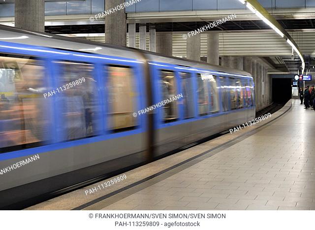 Incoming subway in Munich train, Zug.Pendler, public transport (OEPNV) .Stammstrecke.Zug, empty platform | usage worldwide
