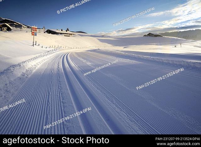 07 December 2023, Bavaria, Reit im Winkl: View of a freshly groomed cross-country ski trail on the Winklmoos-Alm. The ski area at around 1200 meters starts...