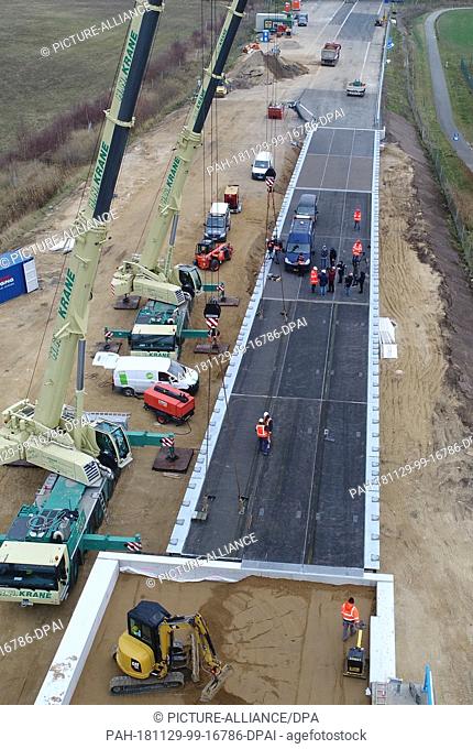 29 November 2018, Mecklenburg-Western Pomerania, Tribsees: At the makeshift bridge for the sacked A20 motorway, the last component is moved east of the...