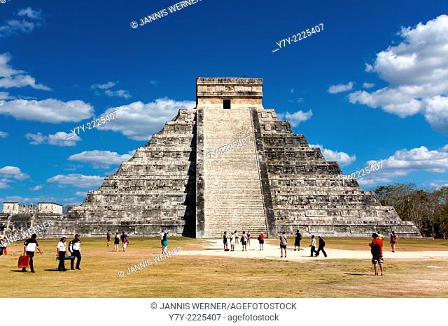 Mayan temple pyramid El Castillo in Chichen Itza, Yucatan, Mexico