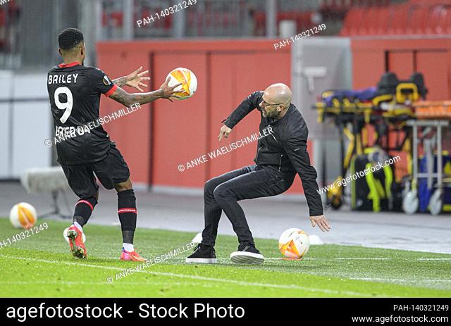 coach Peter BOSZ (LEV) slips while giving the ball to Leon BAILEY (LEV), slip, stumble, fall football Europa League, round of 32 return match
