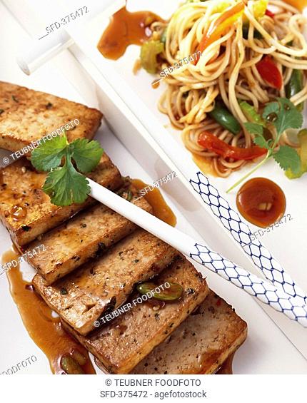 Fried chow mein noodles with marinated tofu