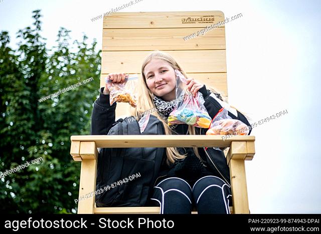 23 September 2022, Lower Saxony, Rhauderfehn: Nineteen-year-old Inka Grass, a participant in the stake sitting competition, shows the contents of her backpack