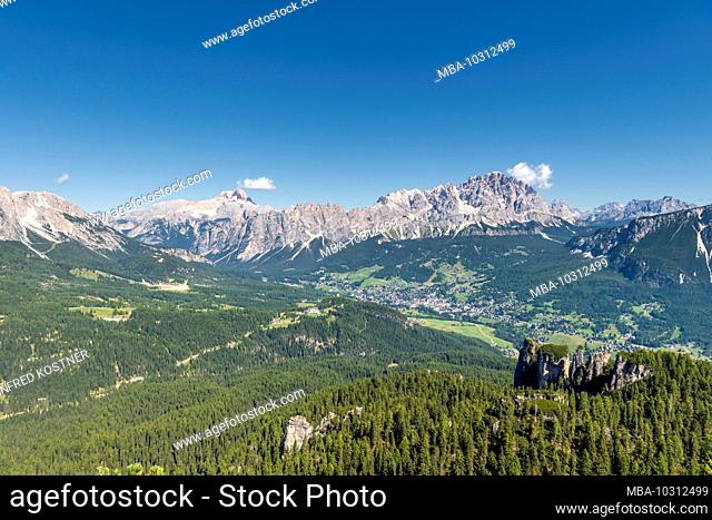 Cortina d'Ampezzo, Belluno Province, Veneto, Italy, Europe. The city of Cortina d'Ampezzo with the Cristallo group