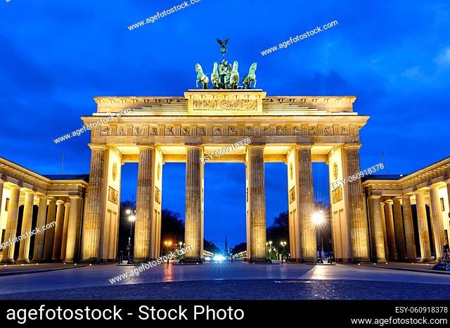 Berlin, Deutschland - 23. April 2021: Brandenburger Tor bei Nacht in Berlin, Deutschland