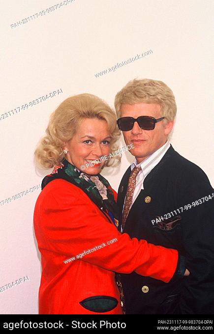 03 November 1989, North Rhine-Westphalia, Cologne: Heino and Hannelore pose in front of a neutral background on 03.11.1989 Photo : Horst Galuschka Photo: Horst...