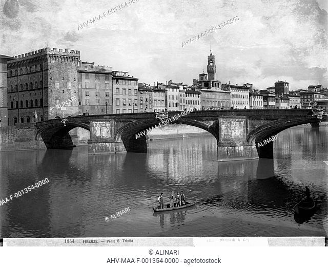 View from Lungarno Guicciardini, of Ponte Santa Trinita with people in Florence. (1252, 1557, 1952), shot 1900 ca. by Mannelli, Anchise & C