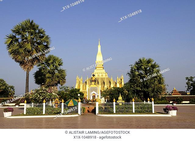 Pha That Luang and Statue of King Setthathirit, Vientiane, Laos, Southeast Asia