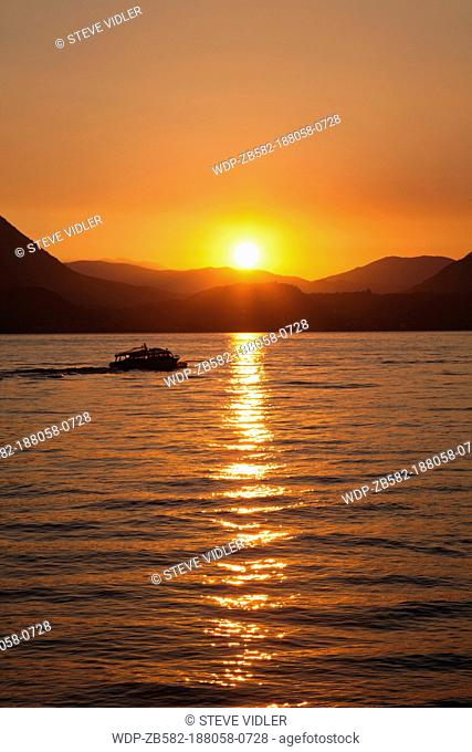 Italy, Piedmont, Lake Maggiore, Stresa, Sunrise over Lake Maggiore