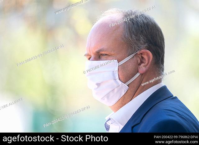 22 April 2020, Saxony, Dresden: In the presence of Lord Mayor Dirk Hilbert, the Vietnamese Women's Club Dresden donates 2000 respiratory masks to the Elbflorenz...