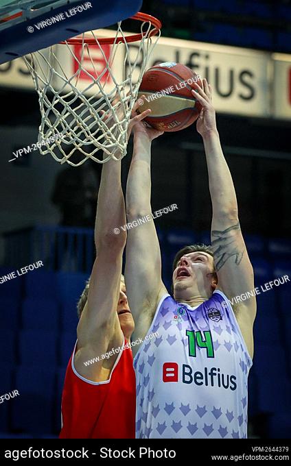 Oostende's Thomas Welsh and Mons' Sander Van Caeneghem fight for the ball during the basketball match between Mons-Hainaut and BC Oostende