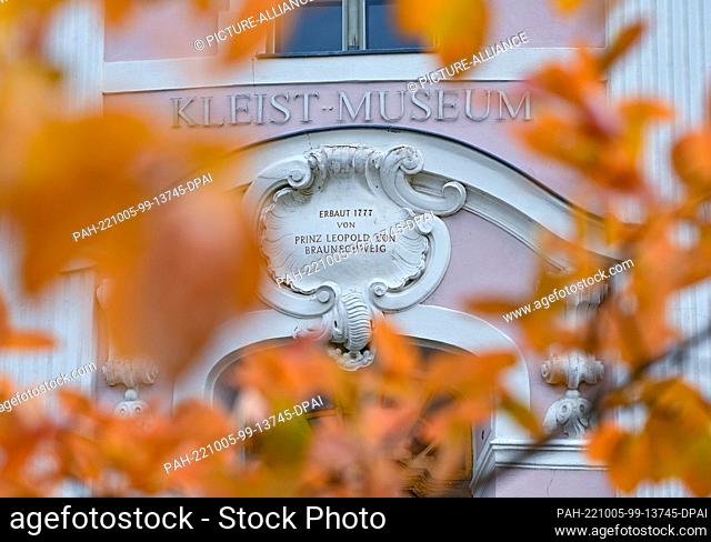 05 October 2022, Brandenburg, Frankfurt (Oder): Autumn atmosphere in front of the Kleist Museum building. Was Heinrich von Kleist a romantic? From October 8