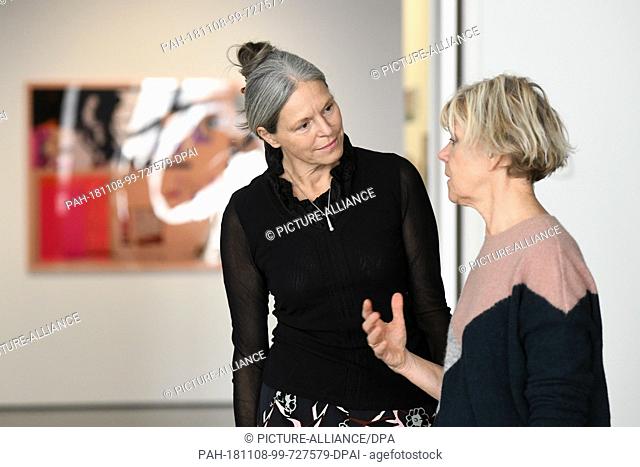 08 November 2018, Hessen, Kassel: The new documenta managing director Sabine Schormann (l) stands next to the Belgian artist Anne-Mie van Kerckhoven in the...