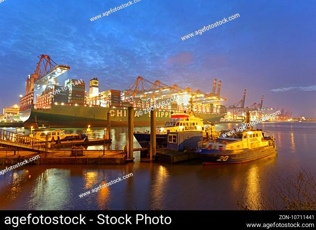 Ein Containerschiff liegt bei Nacht im Hamburger Hafen, Containerterminal Eurogate, Hamburg, Deutschland / Container ship at night, Hamburg harbor