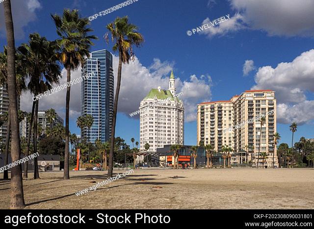 The long, wide beach in Long Beach on the Pacific Ocean is lined from afar with high-rise buildings (CTK Photo/Pavel Vesely)