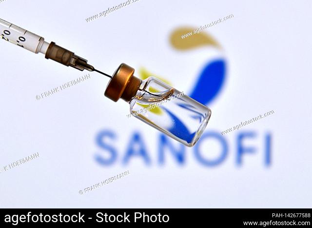 Topic picture - symbol photo: Sanofi Corona vaccine. Vaccine jar with vaccine for injection with a cannula. Close up. | usage worldwide