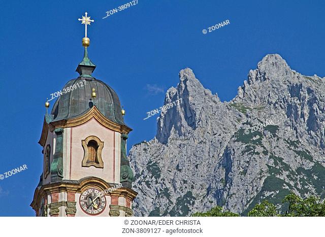 Turm der Mittenwalder Pfarrkirche mit Viererspitze und Karwendelgebirge