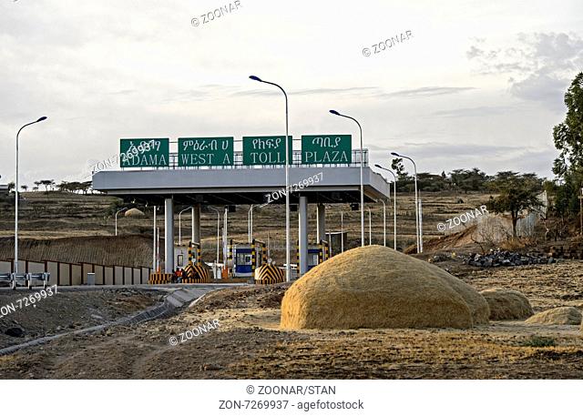 Adama-West Mautstelle der neuen 80km langen Schnellstrasse zwischen Addis Ababa und Adama (Natreth), Oromiya, Äthiopien / Adama West toll gate of the new 80km...