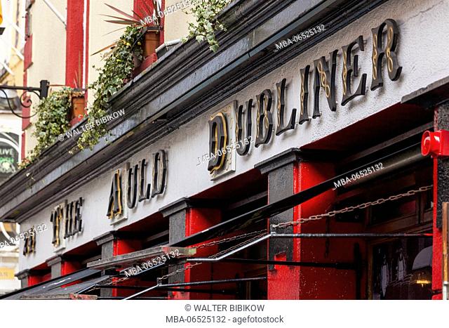 Ireland, Dublin, Temple Bar area, traditional pub exterior, The Auld Dubliner