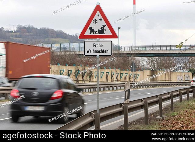 19 December 2023, Thuringia, Schwarza: Signs with Christmas greetings have been erected on the B88 federal highway by a traffic management company from the...