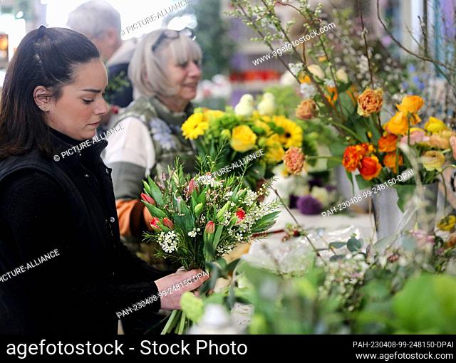 06 April 2023, North Rhine-Westphalia, Essen: Easter bouquets are tied by employees in the flower store ""Florenia"". After a successful Valentine's Day...