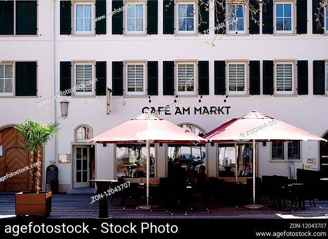 Rüsselsheim, Deutschland ? April 11, 2018: Das Café am Markt mit einem Außen Café mit Sonnenschirmen bei schönem Wetter auf dem Marktplatz am 11