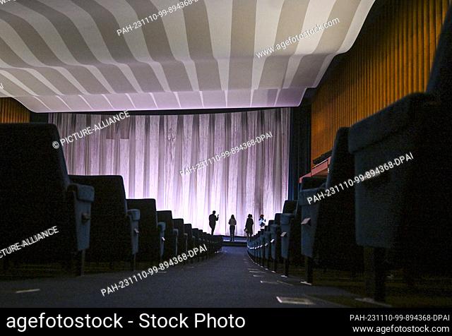 08 noviembre 2023, Berlín: Durante una gira de prensa de Kino International en Karl-Marx-Allee, se muestra el auditorio con la cortina delante de la pantalla de...