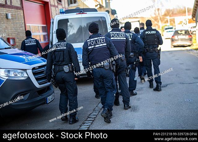 18 December 2023, Baden-Württemberg, Bingen-Hitzkofen: Police units are searching for a two-year-old child who has been missing since Sunday evening