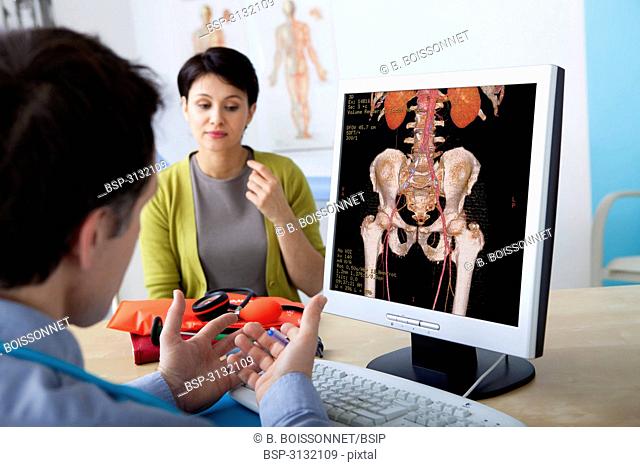 ANGIOLOGY CONSULTATION WOMAN Models. On screen, 3D angiography scanner. Study of the blood vascularization (anterior view focused on the abdomen and pelvis)