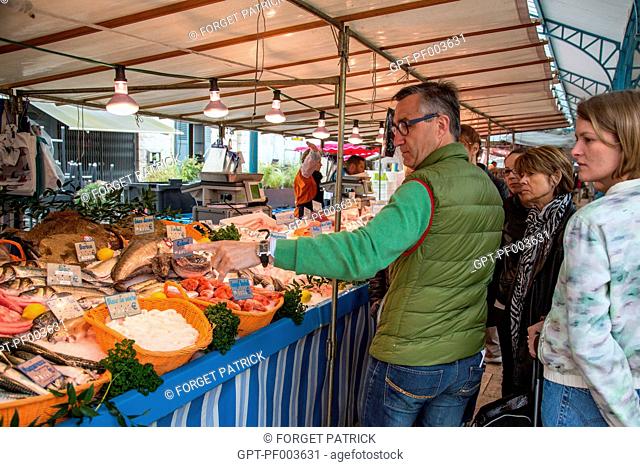 LAURENT CLEMENT WITH HIS STUDENTS FROM 11, COURS GABRIEL AT THE FISH STAND IN THE COVERED MARKET OF CHARTRES, (28) EURE-ET-LOIR, CENTRE, FRANCE