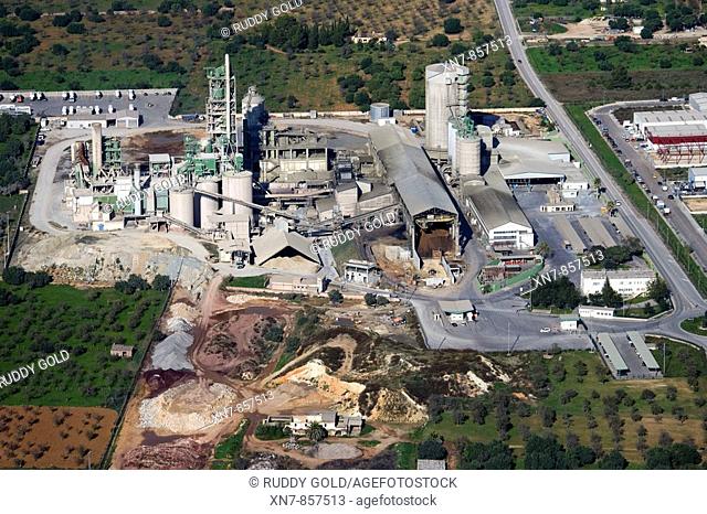 Spain, Balearic Islands, Mallorca, Binissalem, Planta sde tratamiento de áridos y fábrica de cemento