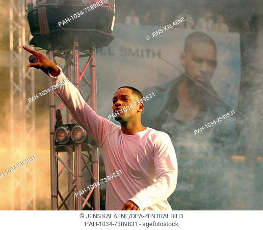(dpa) - US actor Will Smith performs on stage during a short rap concert for his fans prior to the German premiere of his new film 'I, Robot' in Berlin
