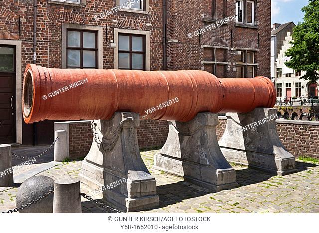5 meters long and 16 tons of heavy wrought-iron cannon 'Dulle Griet' from the middle of the 15th Century, Grootkanonenplain, Ghent, Belgium, Europe