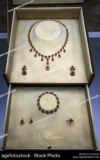 Start of exhibition of luxurious set of garnet jewellery made on occasion of 70th anniversary of company Granat Turnov, to last until Dec 10 in Museum of...